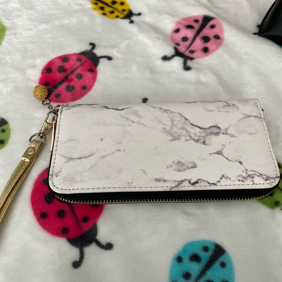 Women’s Accessories - Picture 10 of 16